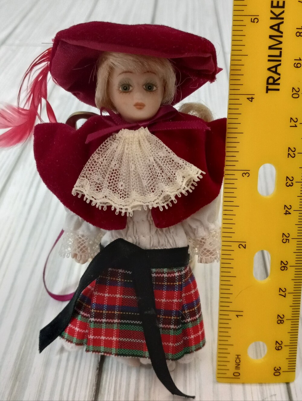 Vintage Danburry Mint Collection The Ladies of Fashion Porcelain Doll Christmas - Picture 5 of 5